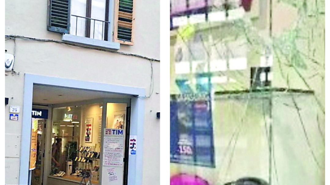 Pistoia, spaccata e furto al negozio di telefonia Phoning