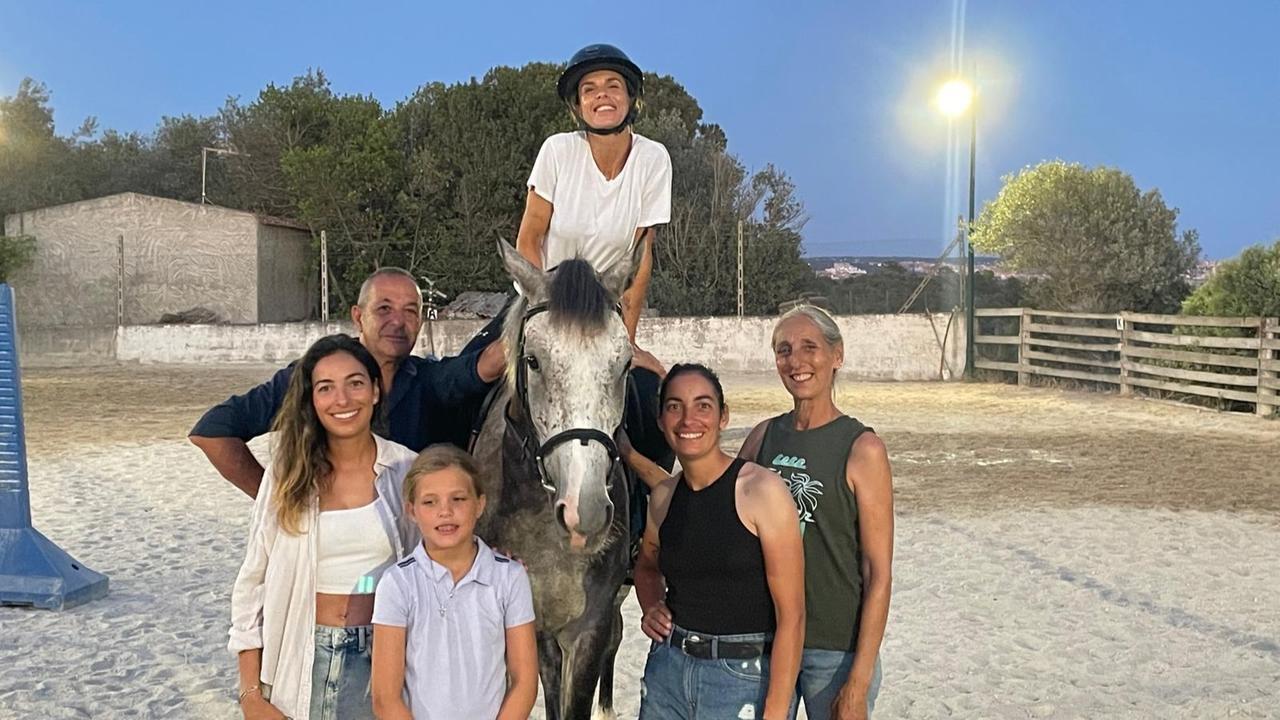 Elisabetta Canalis torna in sella al centro equestre di Bonnanaro