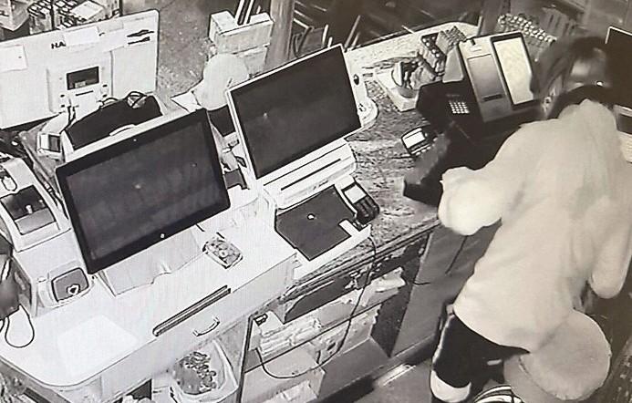 Sfonda la porta del bar con lo scooter: rubati soldi in contanti e sigarette