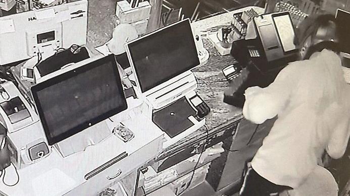 Sfonda la porta del bar con lo scooter: rubati soldi in contanti e sigarette