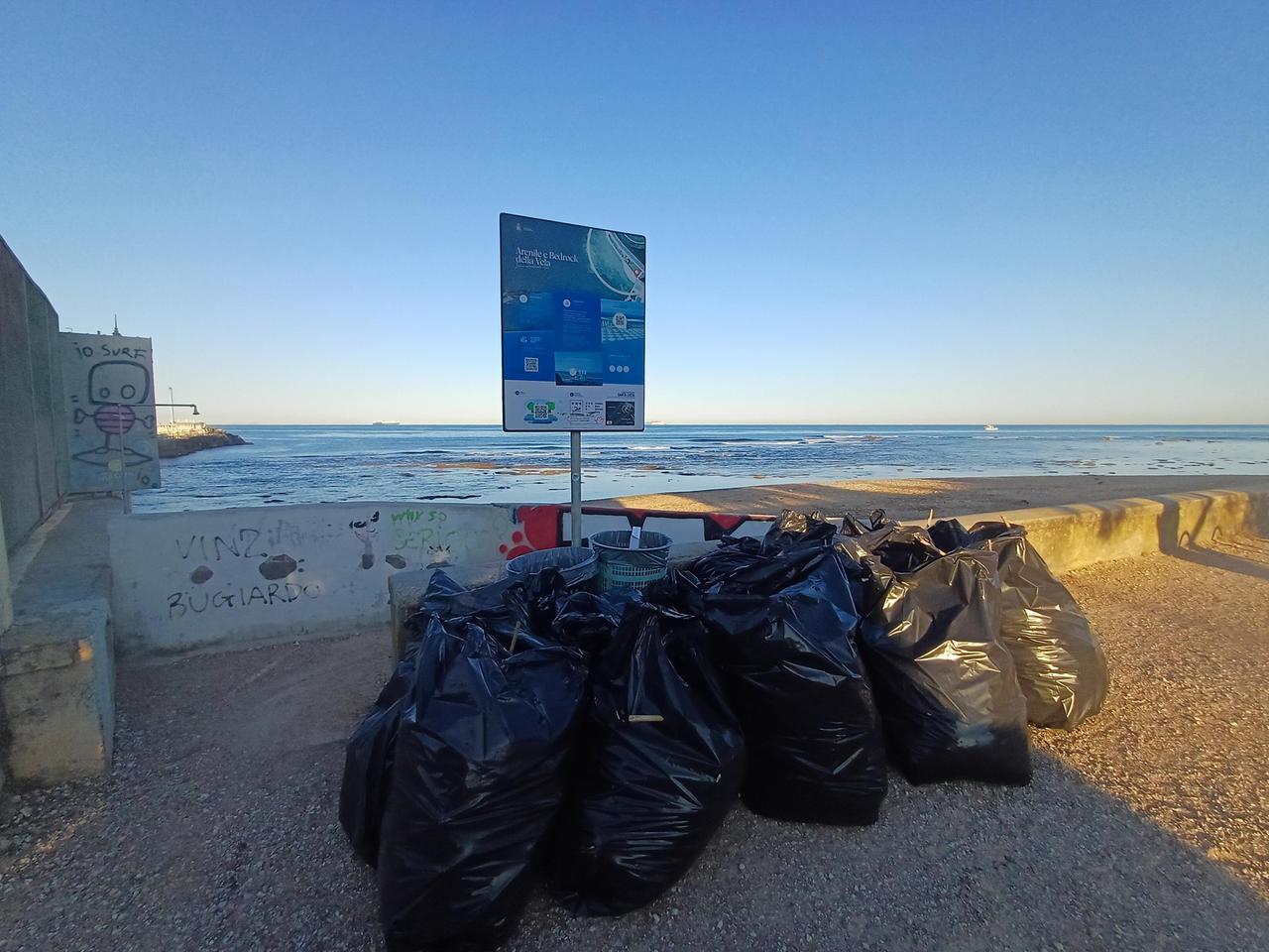Livorno e gli acchiapparifiuti della Vela. Spiaggia pulita, grazie ai volontari