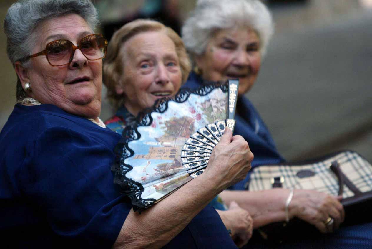 
	Anziane si difendono dal caldo con un ventaglio

