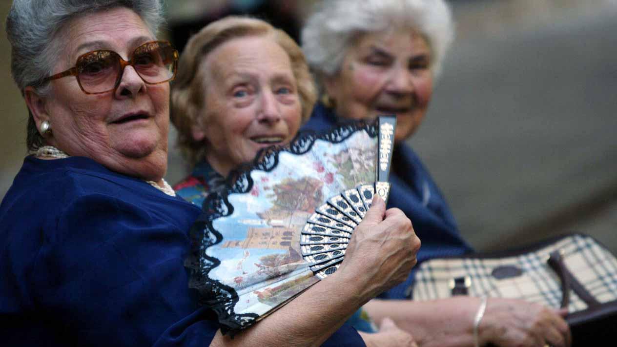 Anziane si difendono dal caldo con un ventaglio