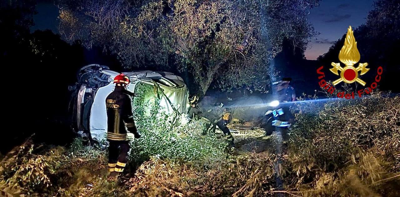 Auto finisce in un burrone dopo un volo di 20 metri: nessuna traccia del conducente