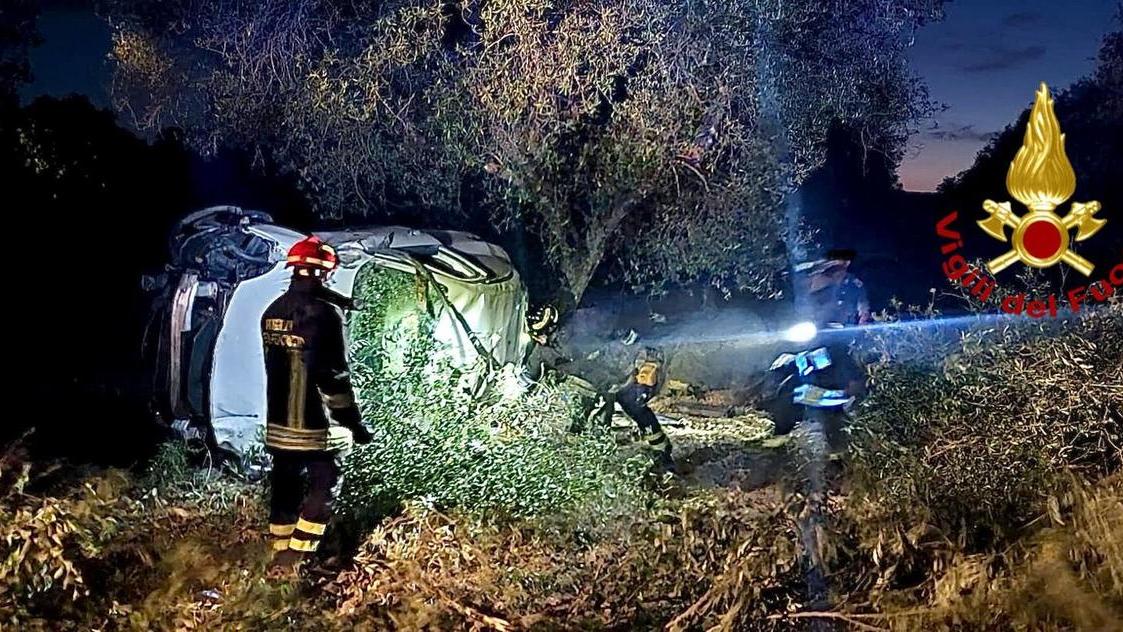 Auto finisce in un burrone dopo un volo di 20 metri: nessuna traccia del conducente