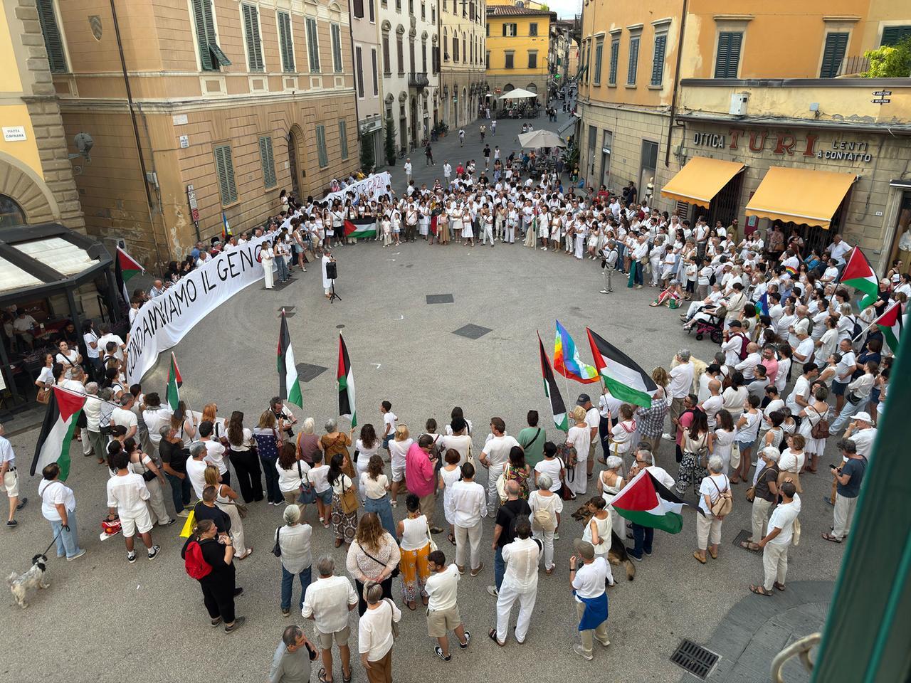 
	Il presidio sul Globo a Pistoia il 20 giugno scorso (foto Nucci)

