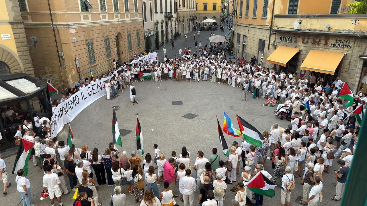 Il presidio sul Globo a Pistoia il 20 giugno scorso (foto Nucci)