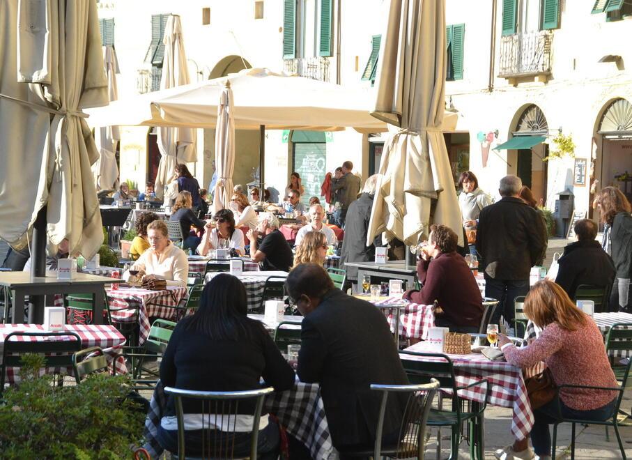 Clienti ai tavoli di un locale (foto d’archivio)