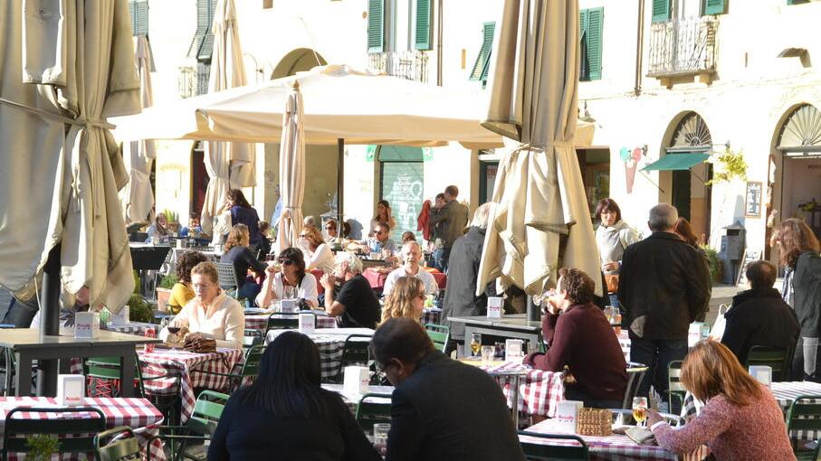 Clienti ai tavoli di un locale (foto d’archivio)
