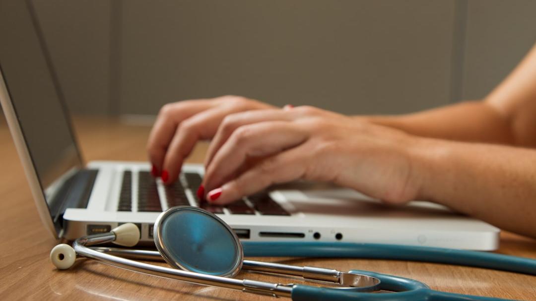 Prato, senza laurea e con il bisturi: smascherata finta dottoressa tra flebo, farmaci illegali e chirurgia plastica