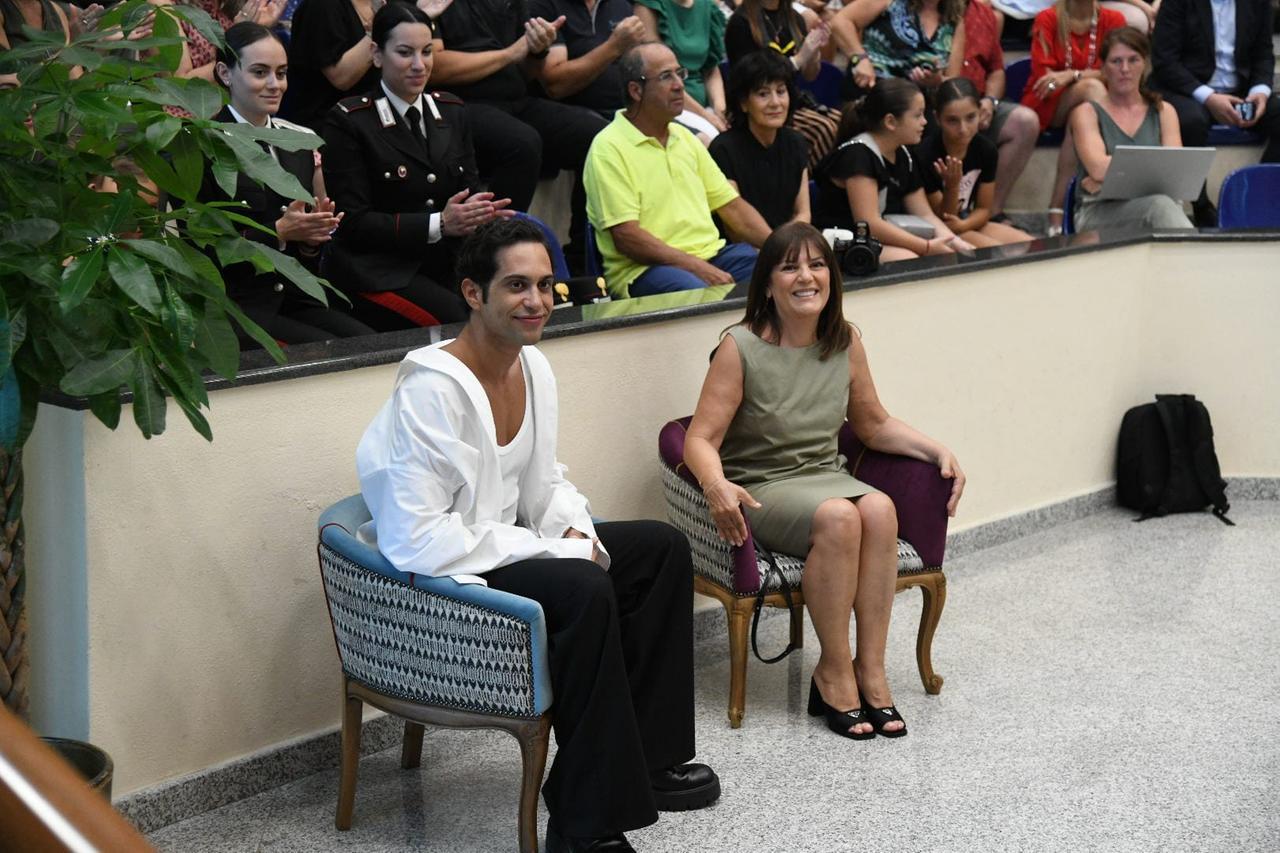 
	Mahmood con la mamma in aula consiliare a Orosei (foto di Massimo Locci)

