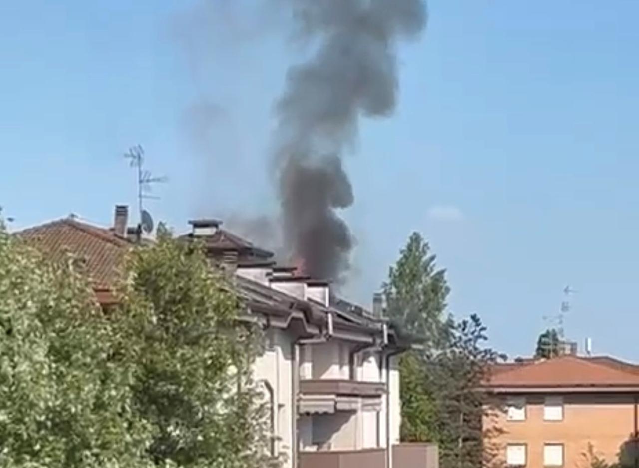 Incendio in una palazzina a Cento, fiamme dall’appartamento