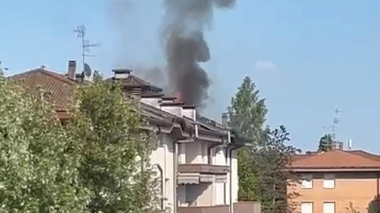 Incendio in una palazzina a Cento, fiamme dall’appartamento