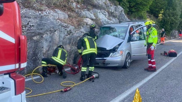 Incidente sull’Orientale sarda, donna rimane incastrata nell’autovettura