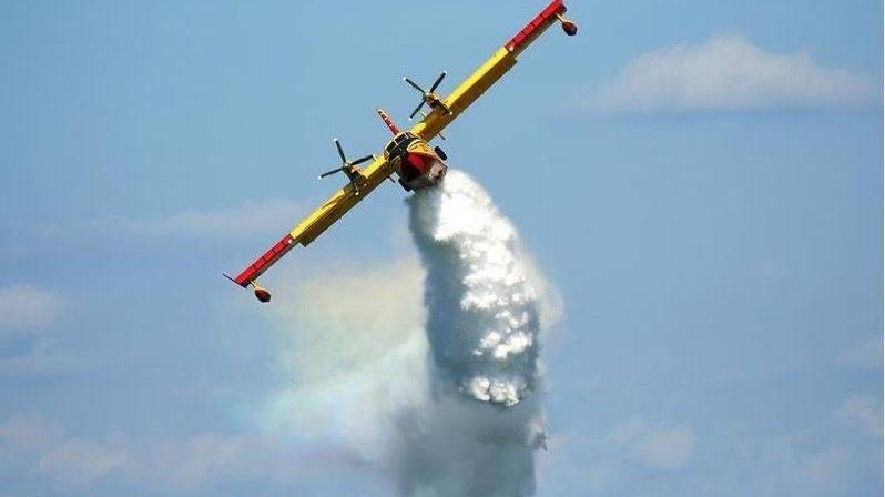 Un canadair in azione (foto d'archivio)