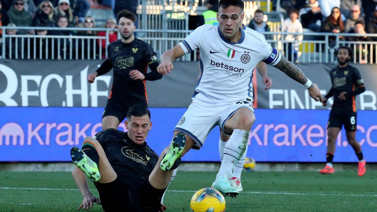 Il difensore Jay Idzes impegnato in un duello contro Lautaro Martinez