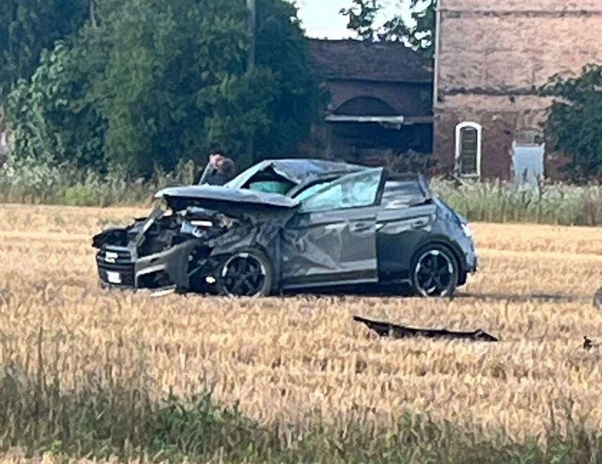 L’auto si ribalta per 100 metri: illesi dopo il mega schianto