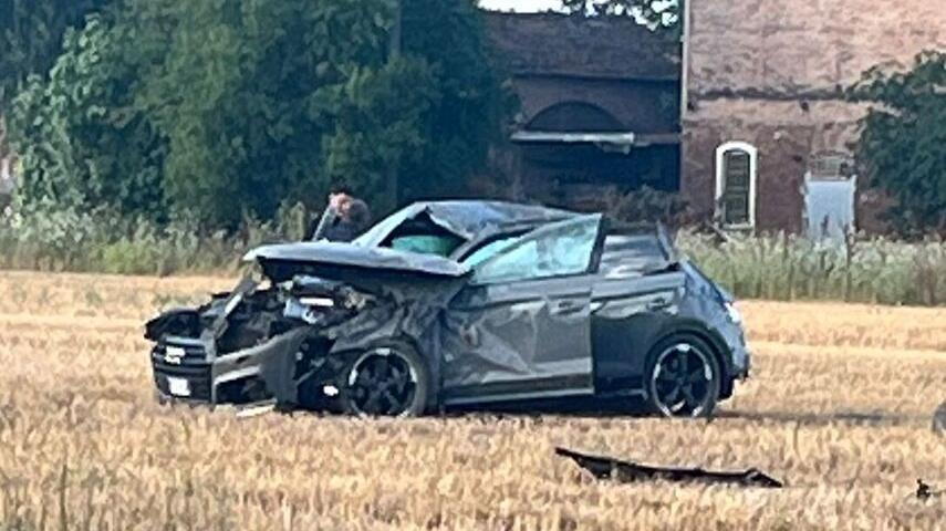 L’auto si ribalta per 100 metri: illesi dopo il mega schianto