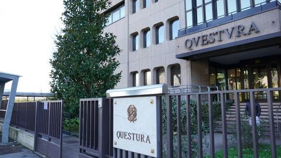 Prato, il re della droga cinese si libera delle manette e fugge dalla Questura