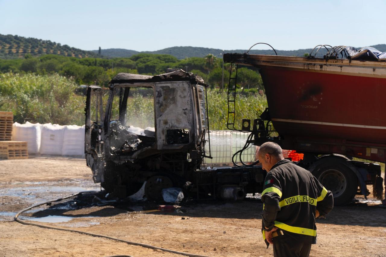 Piombino, camion in fiamme in Costa Est