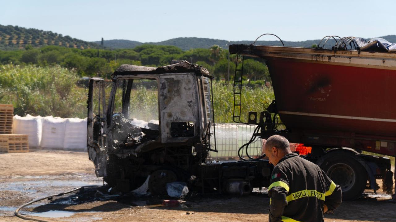 Piombino, camion in fiamme in Costa Est