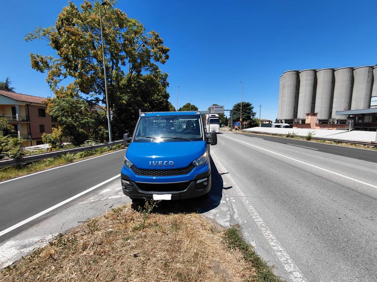Rubiera, conducente tirato fuori dal furgone e preso a pugni in via Emilia