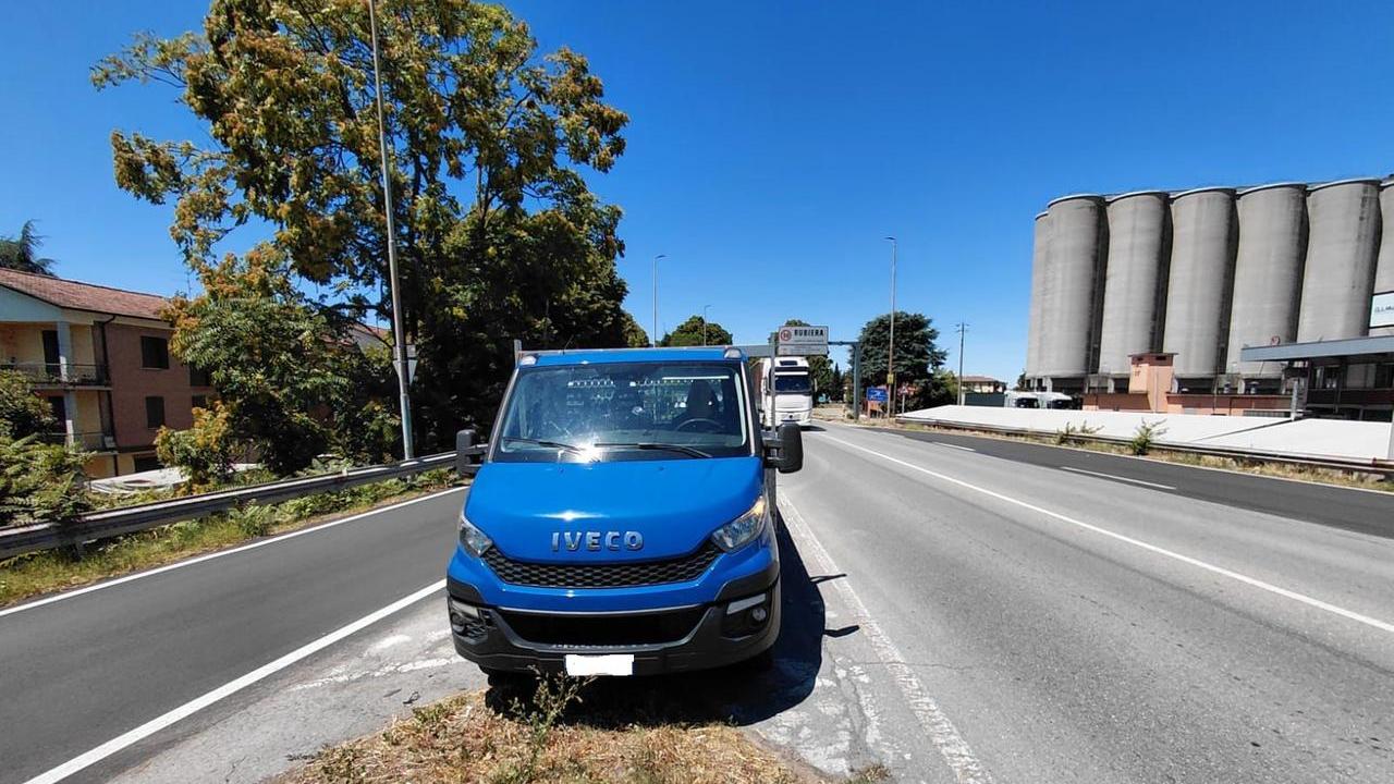 Rubiera, conducente tirato fuori dal furgone e preso a pugni in via Emilia