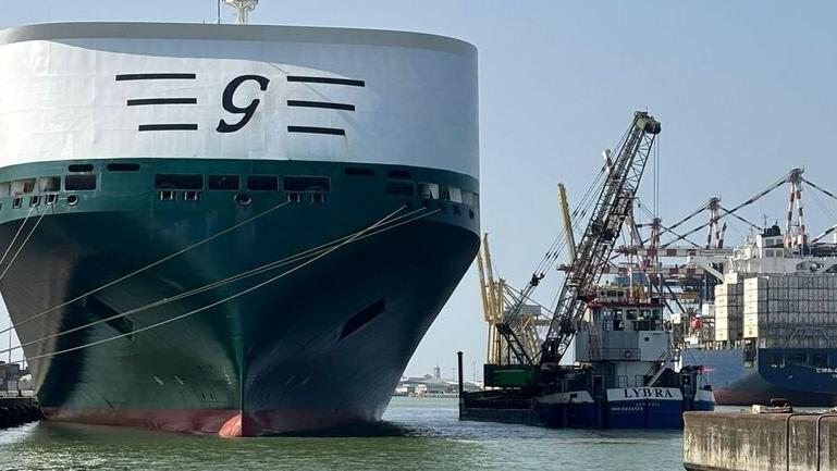 Una delle grandi navi di Grimaldi che ostruisce l’ingresso al canale dei Navicelli