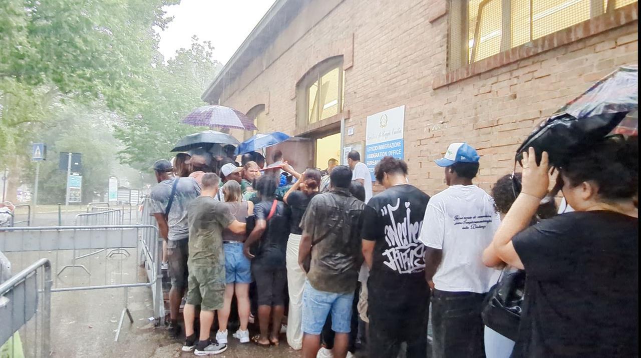 Ufficio immigrazione, in coda sotto il nubifragio per avere un documento