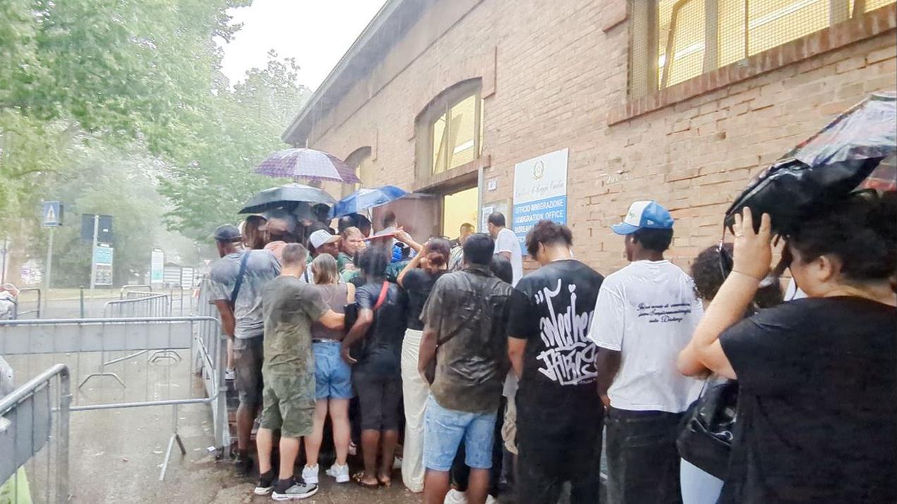 Ufficio immigrazione, in coda sotto il nubifragio per avere un documento