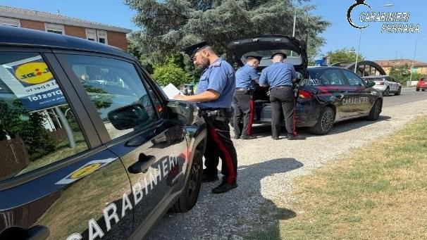 Lasciano i figli in auto per andare a giocare alle slot machine, genitori denunciati