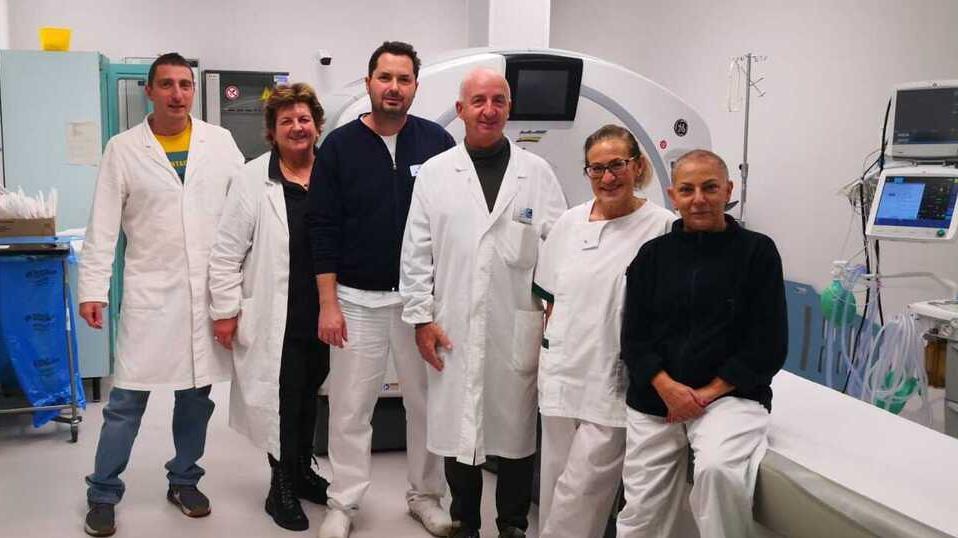 Una sala di Radiologia con Maria Gallo (seconda da sinistra) il primario Michele Malventi (quarto da sinistra), operatori e infermieri