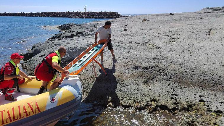 Soccorso nautico per una donna infortunata a Cane malu