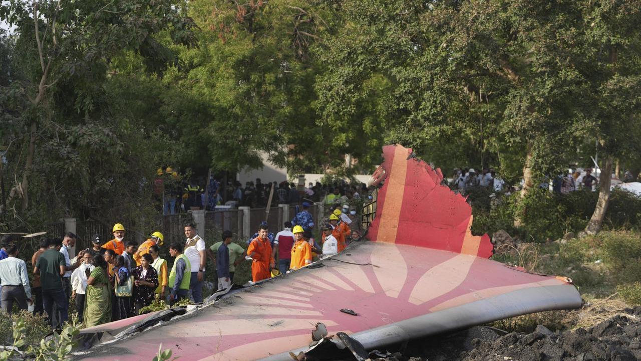 I resti dell'aereo precipitato in India