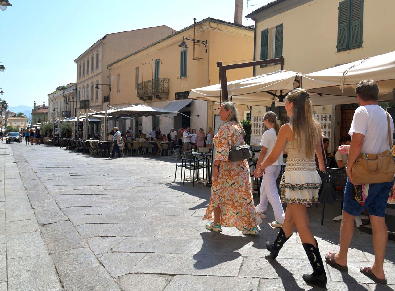 Olbia, sedie e tavolini sulla strada: pugno di ferro contro gli abusivi