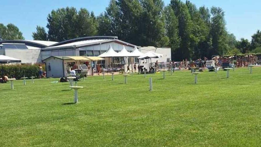 Il prato della piscina dove sono stati rubati gli ombrelloni