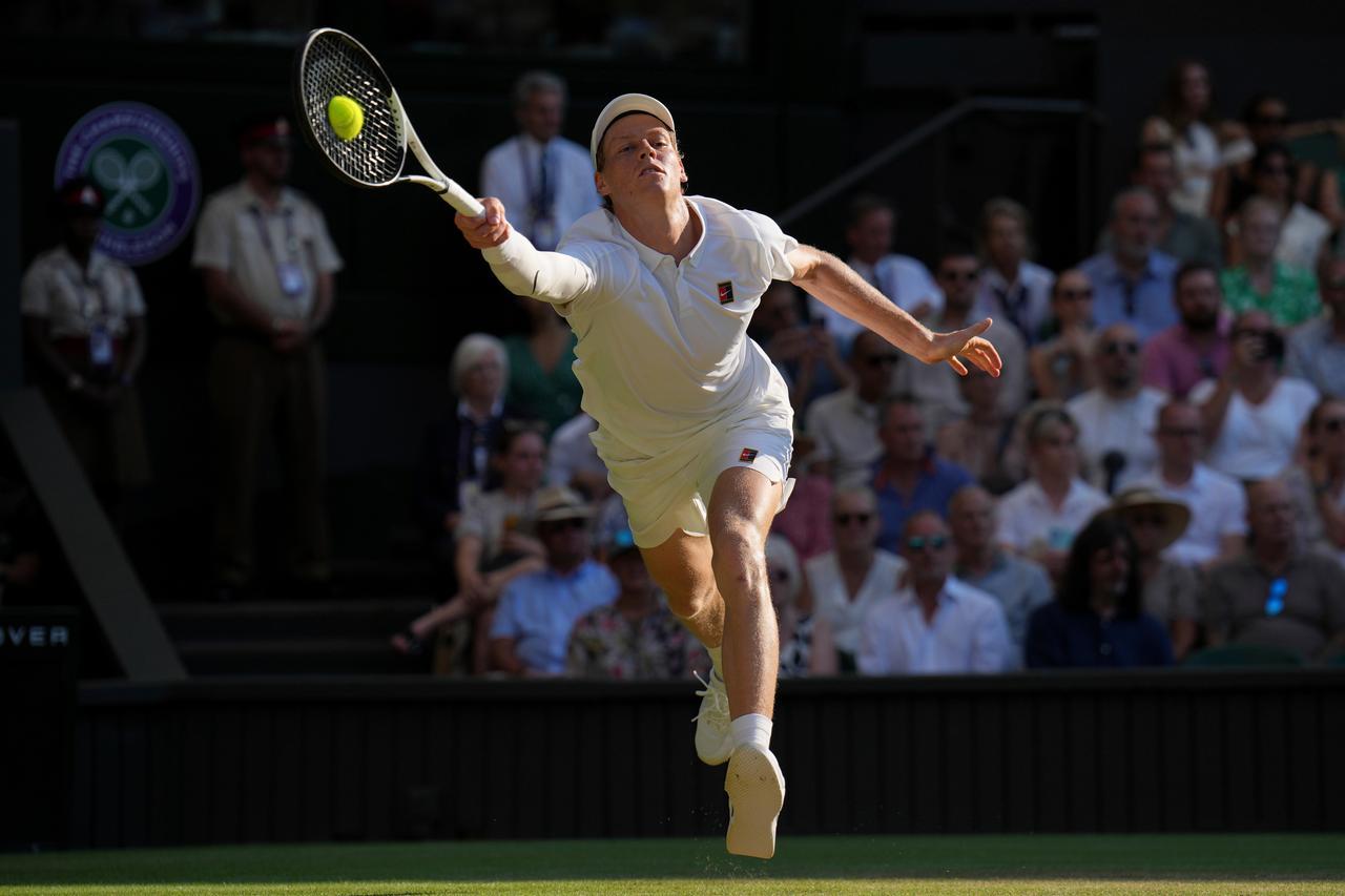 Sinner strapazza Djokovic e va in finale a Wimbledon per la prima volta