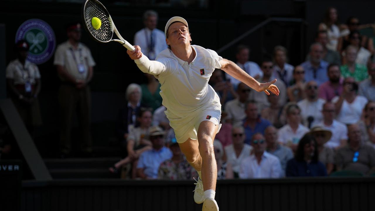 Sinner strapazza Djokovic e va in finale a Wimbledon per la prima volta
