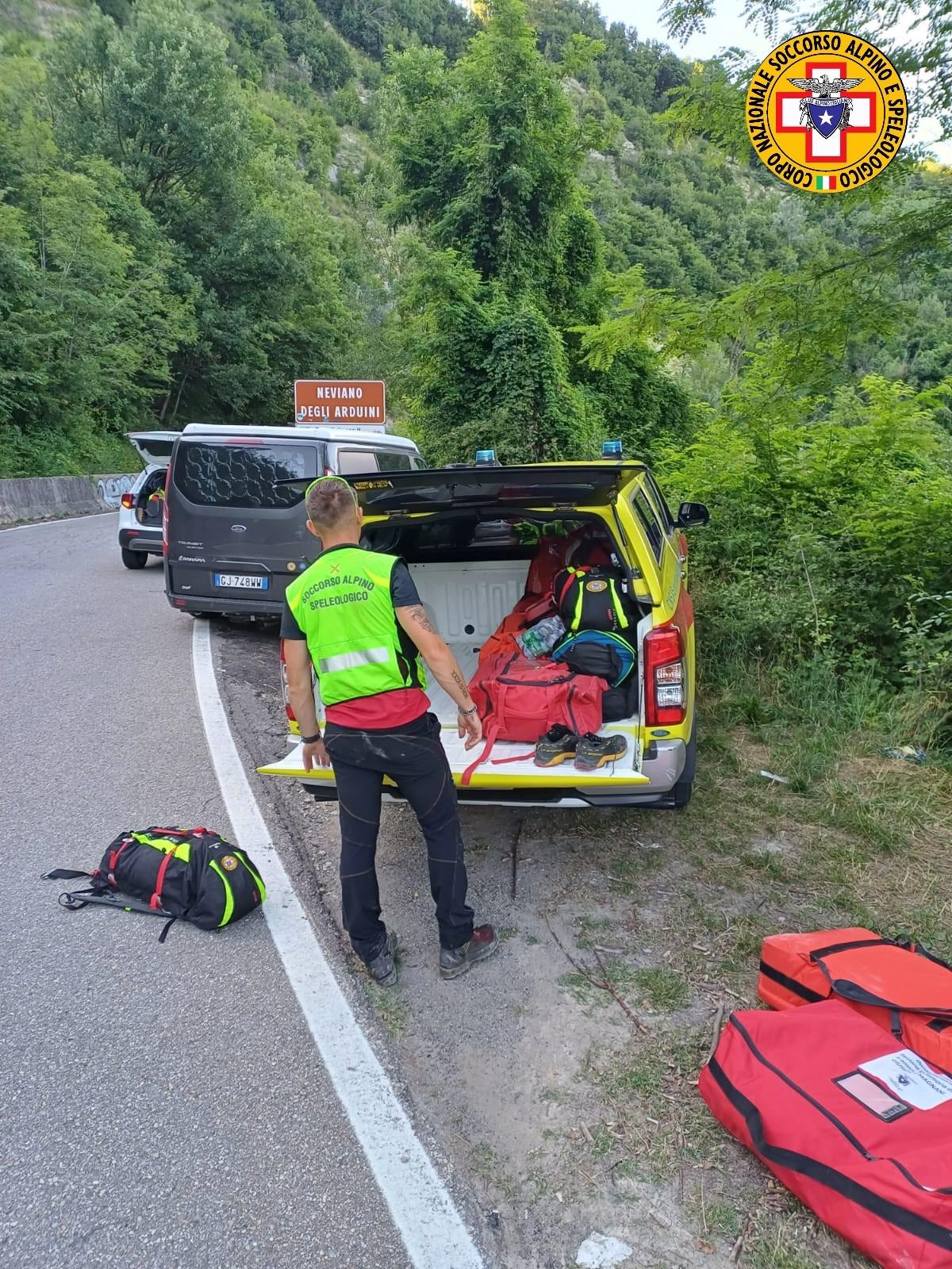 Dolore alla gamba in acqua, donna soccorsa alla Cascata dei tuffi