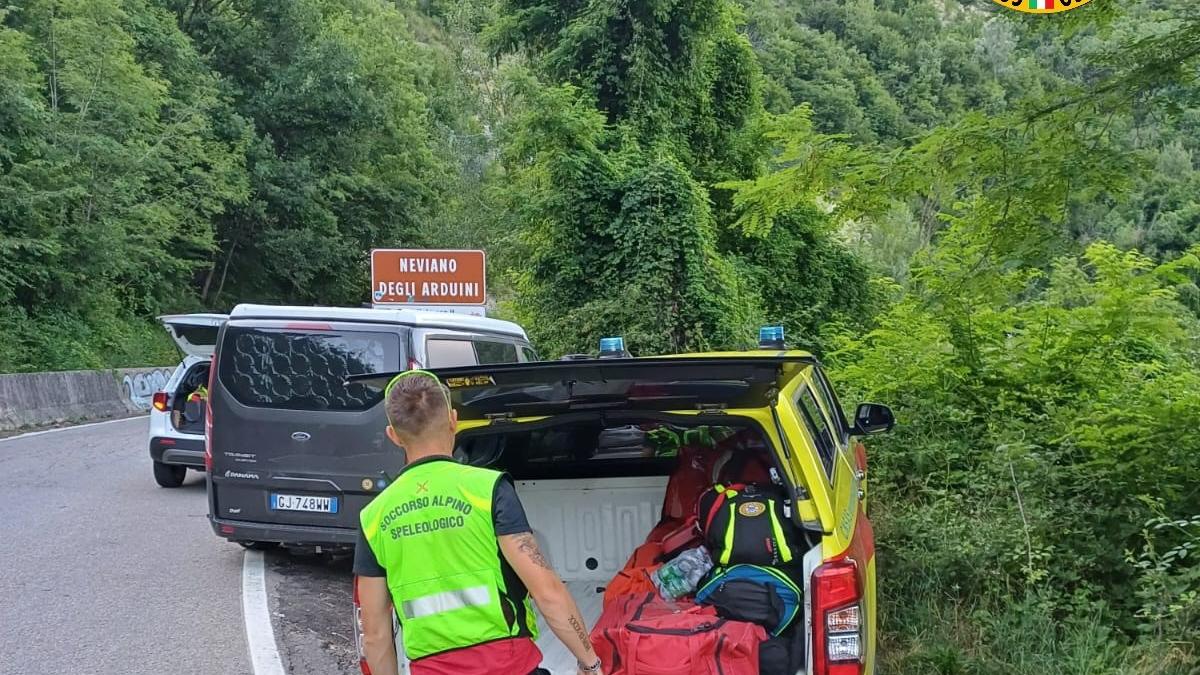 Dolore alla gamba in acqua, donna soccorsa alla Cascata dei tuffi