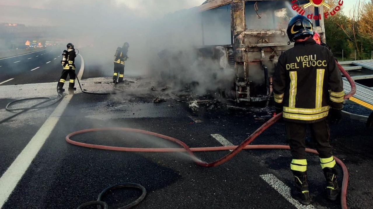 Autostrada A1, bus in fiamme tra Scandicci e Impruneta
