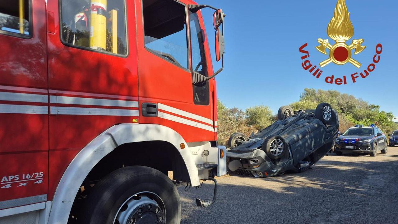 Auto si ribalta a Santa Teresa Gallura, ferito il conducente