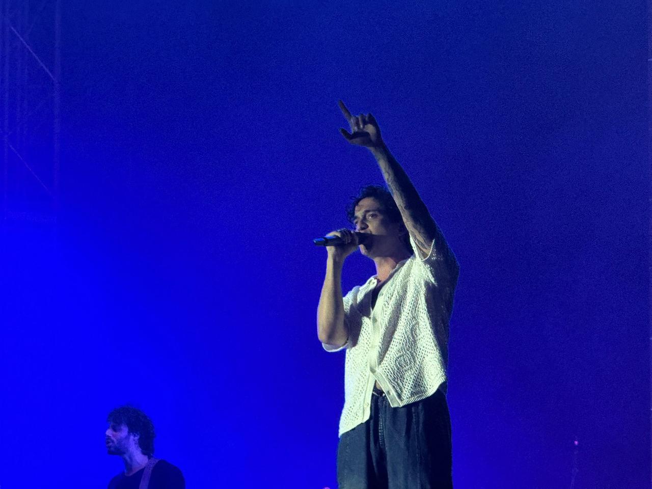 Tananai entusiasmo tra grandi hit e lo sketch in dialetto ferrarese