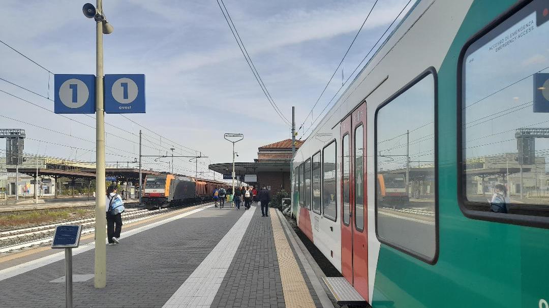 Multata sul treno, ma l’abbonamento “Mi Muovo” di Seta è in regola: «Chiedono 310 euro, è un’ingiustizia»