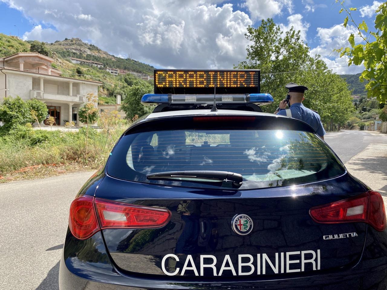 Rubano la Land Rover dei barracelli, ma le telecamere riprendono tutto