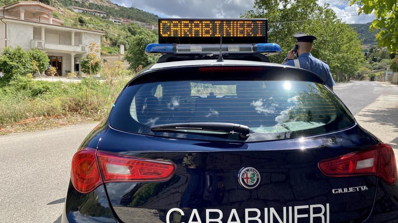 Rubano la Land Rover dei barracelli, ma le telecamere riprendono tutto