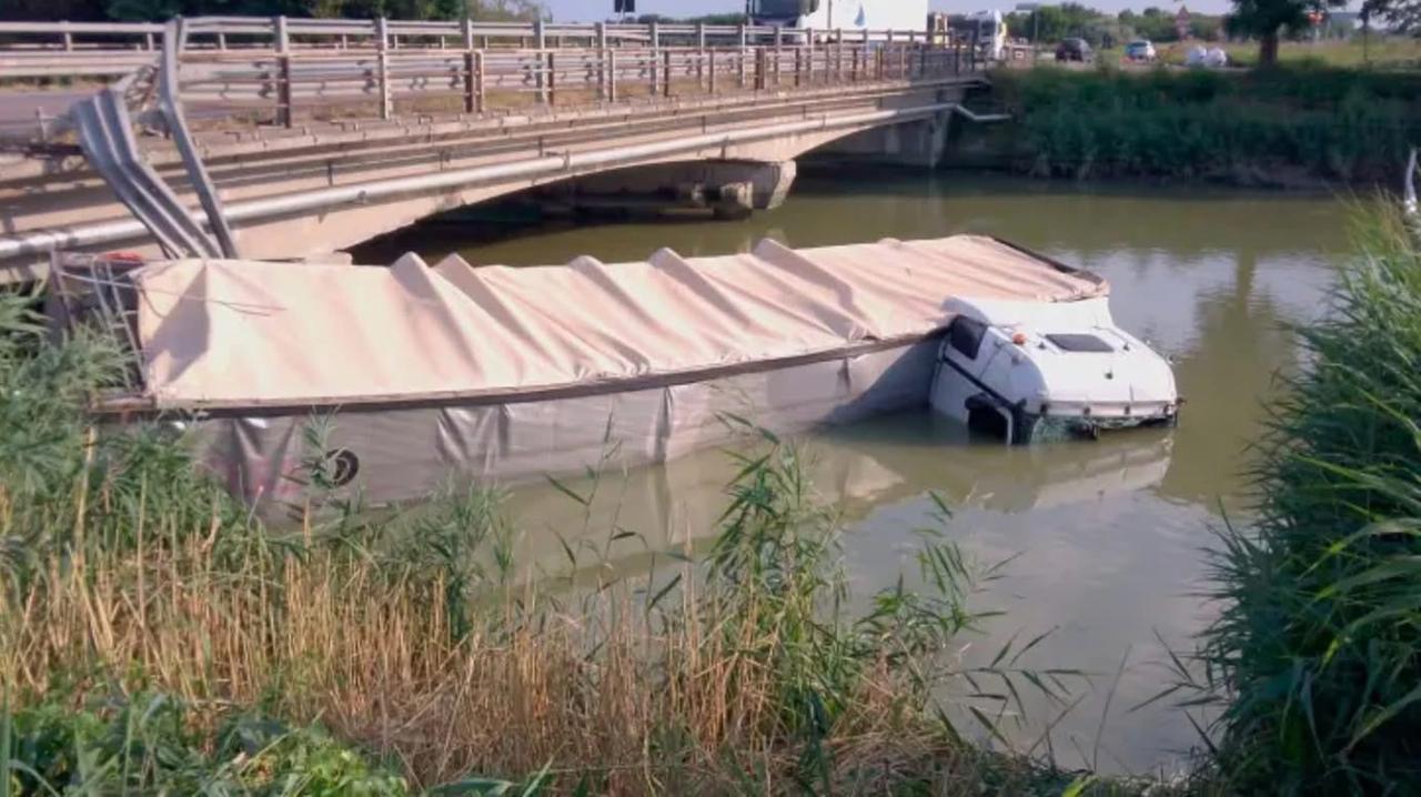 Camion nel canale a Casal Borsetti. Romea chiusa al traffico