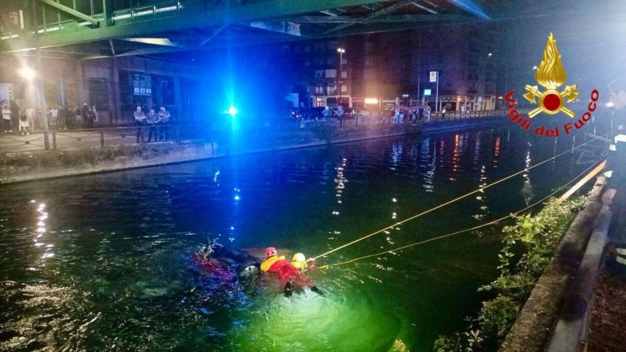 L'intervento dei vigili del fuoco (foto LaPresse)