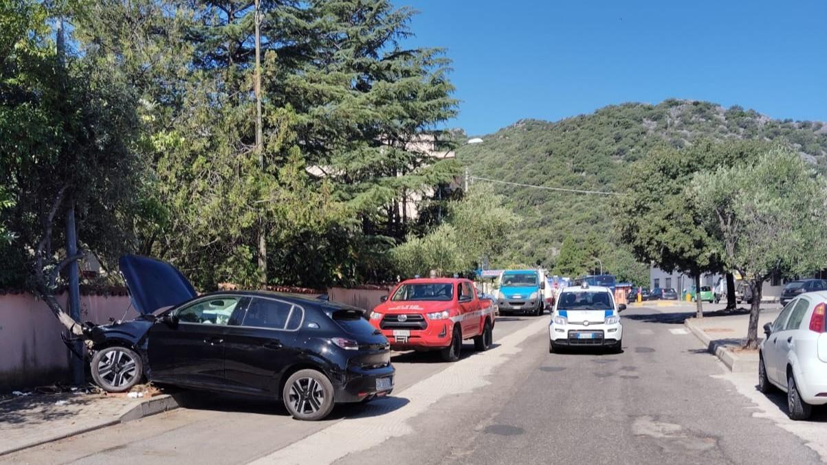 Perde il controllo dell’auto, si schianta sul marciapiede e abbatte un albero