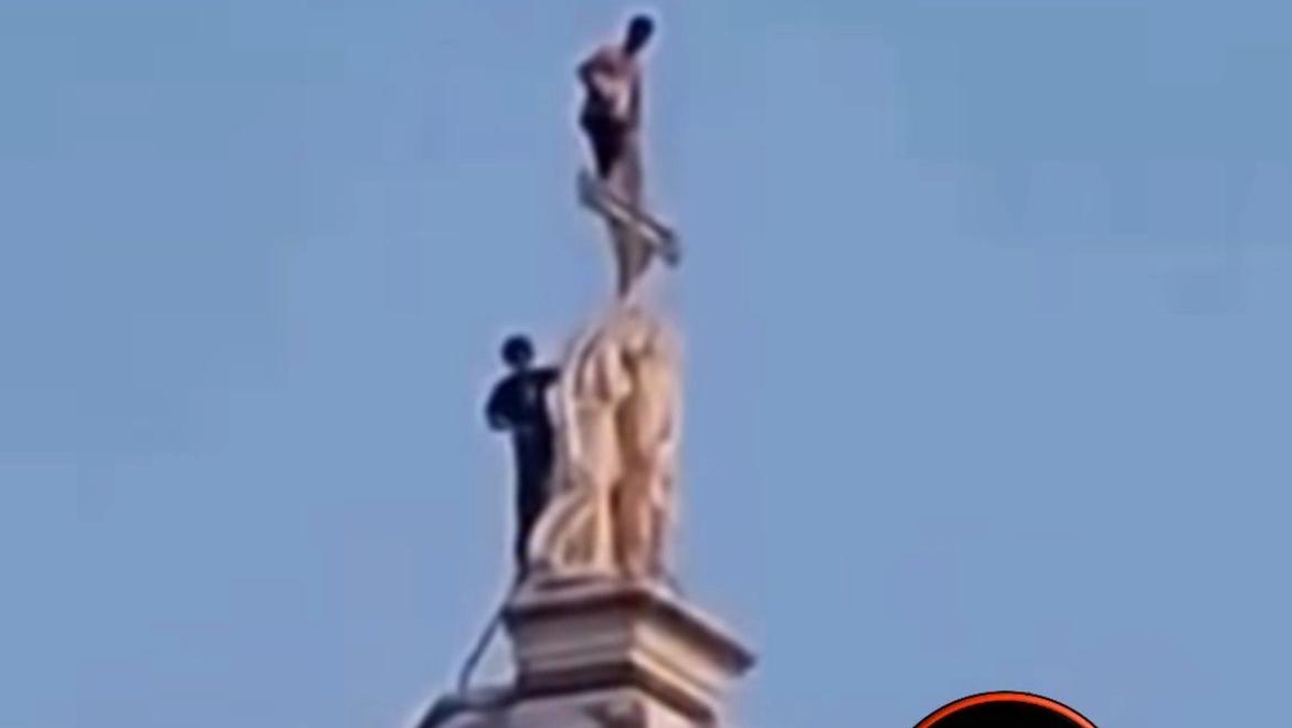Firenze, arrampicata estrema a Santa Croce: denunciata follia social sulla facciata